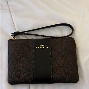Coach corner zip wristlet in signature print